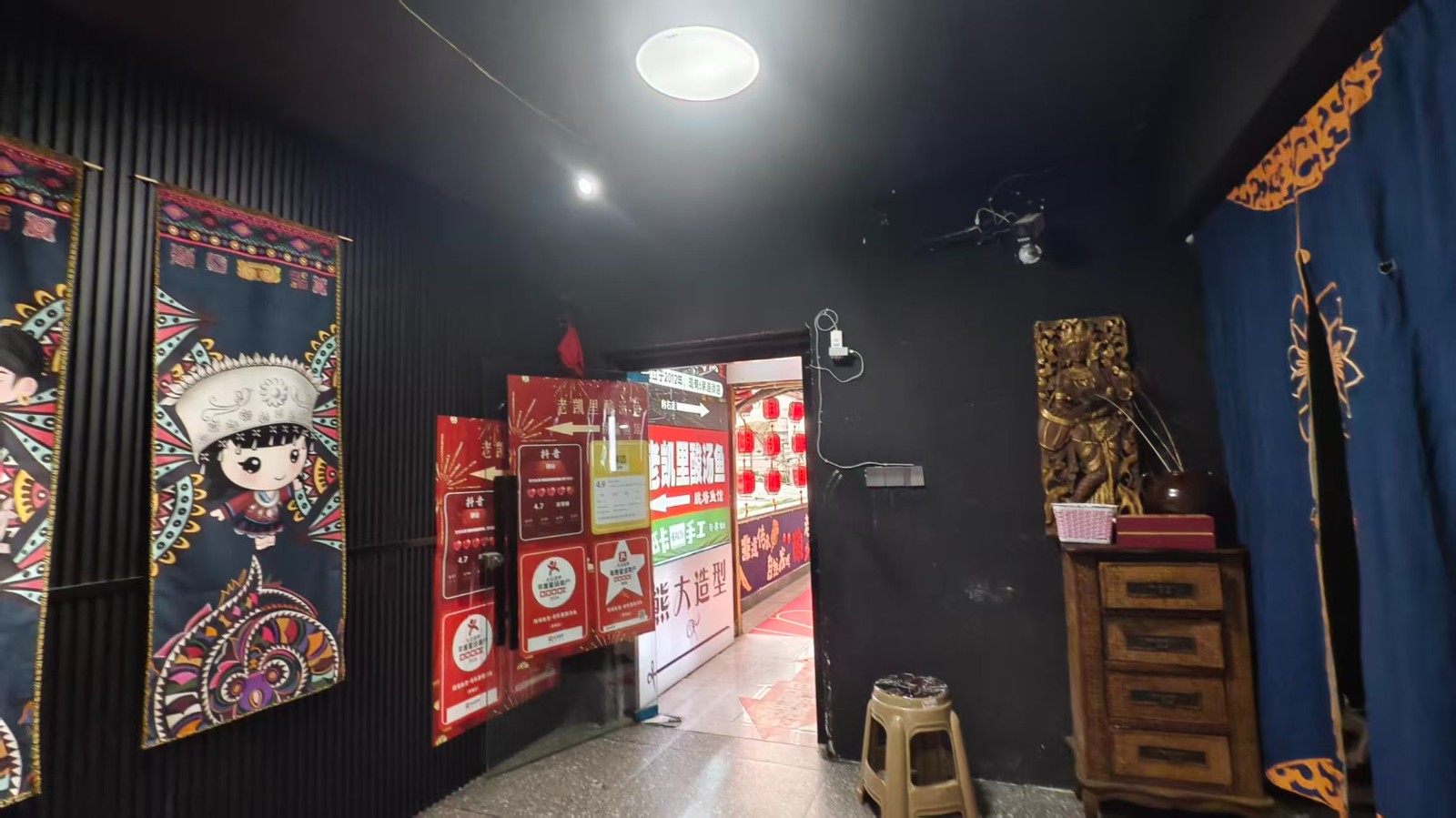 遵义老城会议会址旁边餐饮店整体转让（有包房）